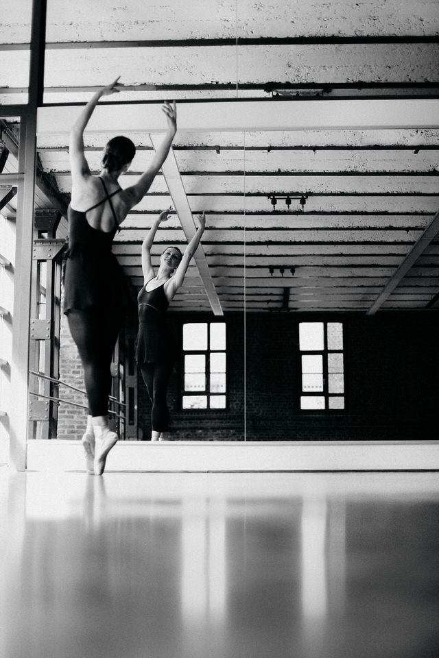 Moderne-Portraits-Fotografie-Imageportrait-Balletlehrerin-Aachen-Reportage-Ballerina-Ballettschule